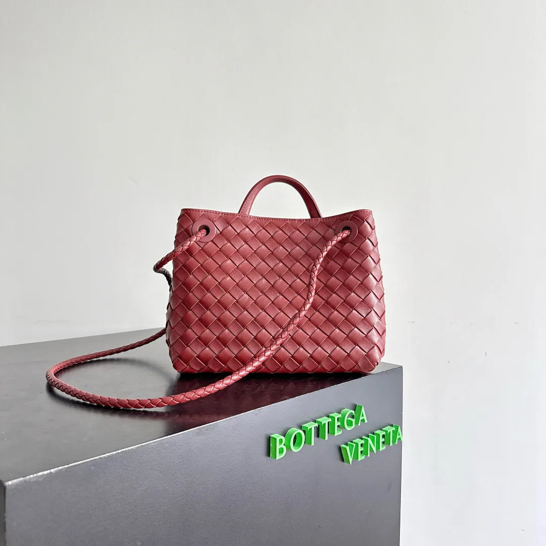 The new Andiamo batch of 3060 BV is shipped‼ ️The classic intercciato weaving process is used to create a soft bag, the metal knot is made of micro-cast aluminum using jewelry technology🪢, and the decorative beads are made of metal and hand-polished oak, allowing you to jump repeatedly between elegance and fun💃, making it unpredictable. Classic and versatile, it shows off your temperament, and the bag has a large capacity, making it very convenient for daily commuting! It has a variety of carrying methods, the shoulder straps can be adjusted by yourself, the original lambskin feels soft and delicate, and the unisex style breaks gender boundaries and brings a more practical and long-lasting use experience. The Andiamo, which has both elegant and casual styles, perfectly interprets the "fashionable old money style". Style number: 743568+wood hardware Color: Sapele Red Size: 25*22*10.5cm